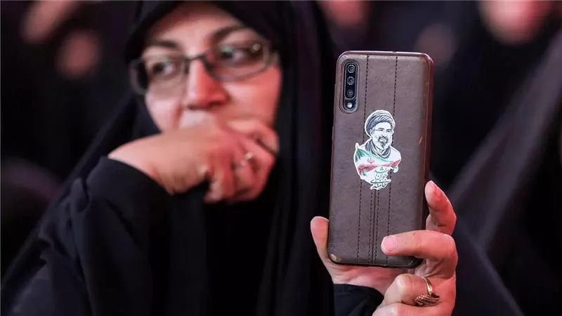 «صوته قد يكشف موقعه».. صحيفة إيرانية توضح سبب غياب مجتبى خامنئي