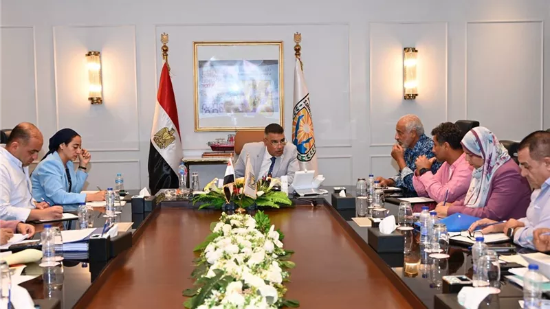 محافظ جنوب سيناء يعقد اجتماعًا مع المستثمرين لبحث المعوقات ودعم الاستثمار