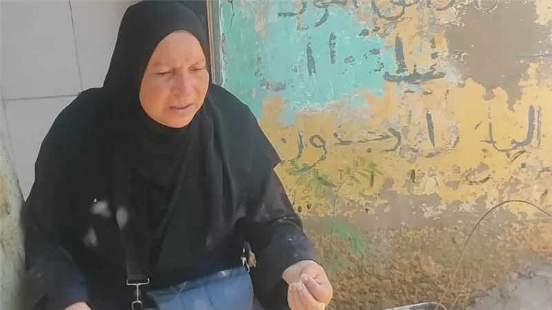 «حقك رجع يا بنتي».. والدة بسمة المقتولة على يد طليقها تزور قبرها بعد تأييد حكم الإعدام