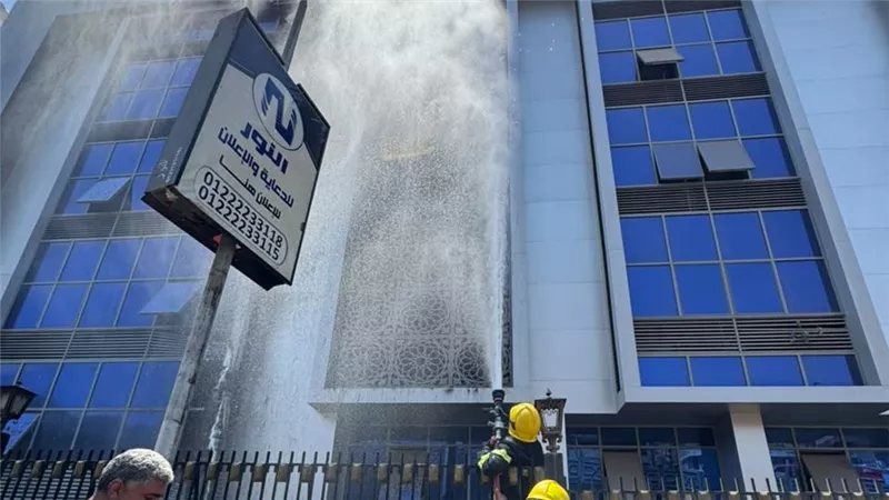 النيران تلتهم وحدات التكييف الخارجية بمنى التأمين الصحى فى مدينة نصر|صور
