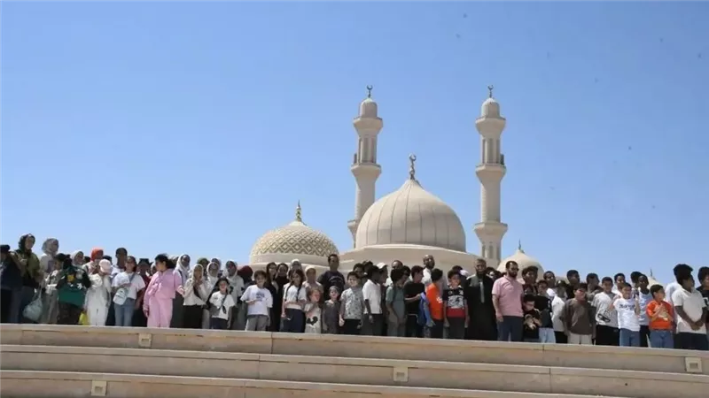 مسجد مصر يستقبل أكثر من 100 طفل من حفظة القرآن في جولة تثقيفية