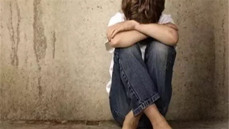 تفاصيل إحالة موظف للجنايات بتهمة هتك عرض طفل داخل مدرسة 