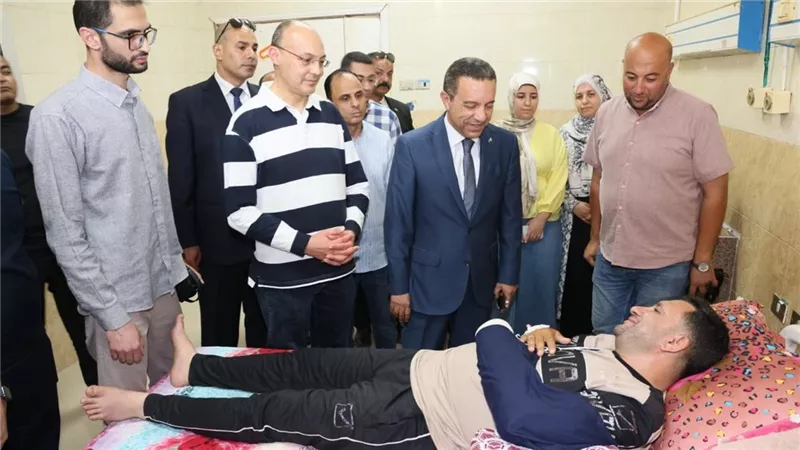 بعد تعرضه لحادث.. محافظ المنوفية يزور نائب رئيس حي شرق بمستشفى الجامعة بشبين الكوم
