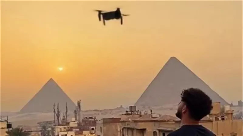 صانع محتوى أجنبي يثير الجدل بتصوير الأهرامات بطائرة درون.. ومطالبات بمحاسبته