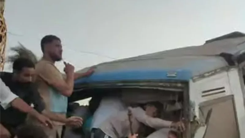 حادث بطريق الواحات.. إصابة ركاب إثر اصطدام أتوبيس بلوحة إعلانية