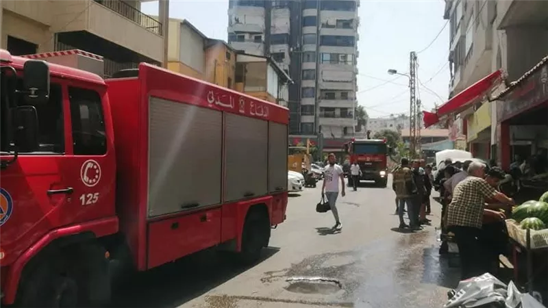  المعمل الجنائي يفحص آثار حريق نشب داخل محل بشارع النمسا التجاري