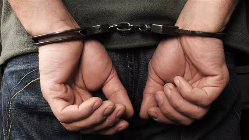 التحقيق مع متهم روج لبيع المواد المخدرة عبر مواقع التواصل
