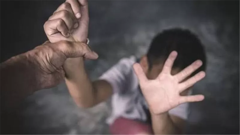 ضرب مراته وأولاده بالشكوش أثناء نومهم.. وطبيب الأطفال: دي من أبشع الجرائم