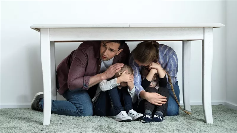 لا تركض للخارج.. تعرف على التصرف الصحيح أثناء الزلزال