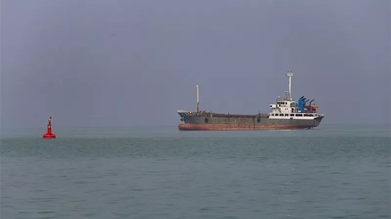 رغم حصار الحوثيين.. ناقلتا نفط سعوديتان تعبران باب المندب