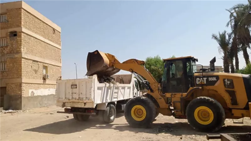 حي الأربعين يواصل حملات النظافة وإزالة الإشغالات بمساكن المثلث لتحسين المظهر 