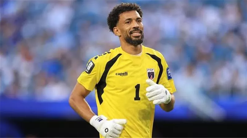 استقبال الملوك.. جماهير كولو كولو تهتف لفوزينيا بعد وصوله إلى تشيلي | فيديو