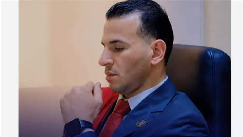 إحالة المتهم  بإستئجار قاعة المحكمة وارتداء وشاح القضاة  للجنايات