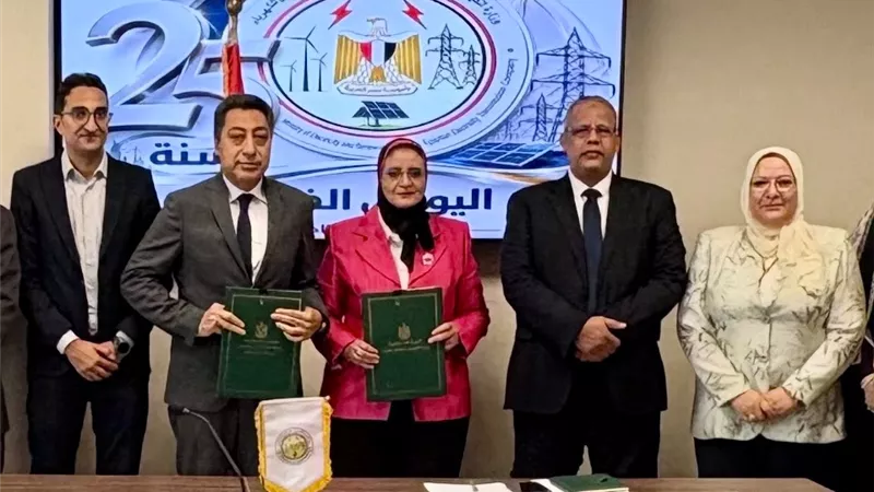 الكهرباء توقع اتفاقية محطة رياح بالزعفرانة.. طاقة نظيفة تكفي 775 ألف منزل
