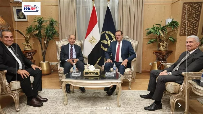 محافظ المنيا يهنئ مدير الأمن الجديد بمناسبة توليه مهام منصبه 