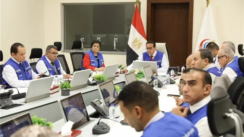 وزير الصحة يترأس غرفة الأزمات.. ويوجه باستمرار رفع  درجة الاستعداد بالمستشفيات