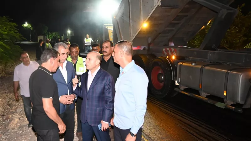 محافظ الغربية يتابع إنجاز مشروع رصف وتطوير الطرق بمركز زفتى