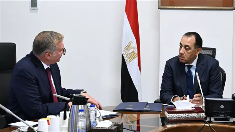 رئيس الوزراء يتابع مع وزير البترول عدداً من ملفات العمل
