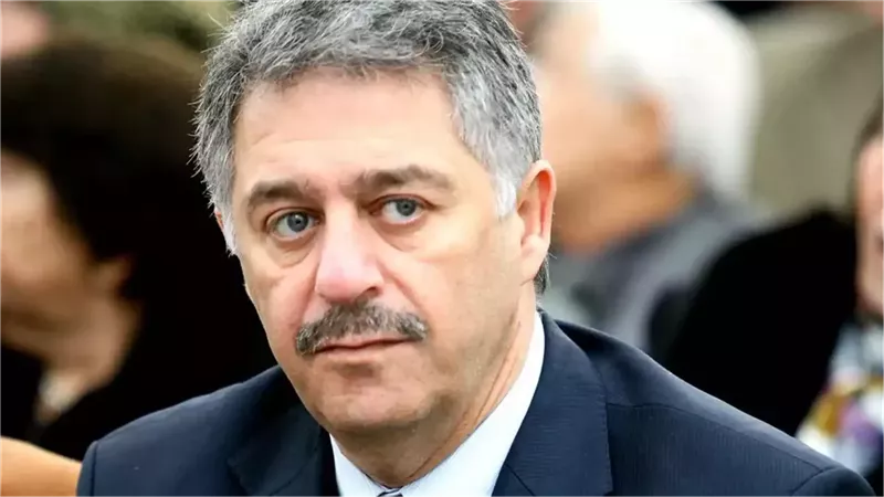 القضاء اللبناني يأمر بالقبض على سفير فلسطيني سابق لدى بيروت بتهم فساد