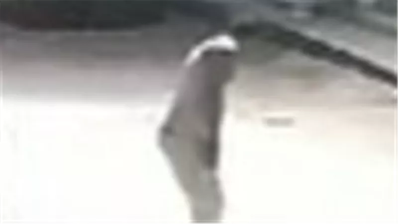 لحظات رعب ببنها.. كاميرا مراقبة توثق قفز شاب من شرفة منزله وقت الزلزال