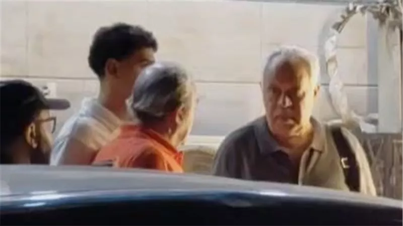 أشرف زكي ونجوم الفن يساندون أسرة محمد هنيدي أمام المستشفى بعد وفاة شقيقه