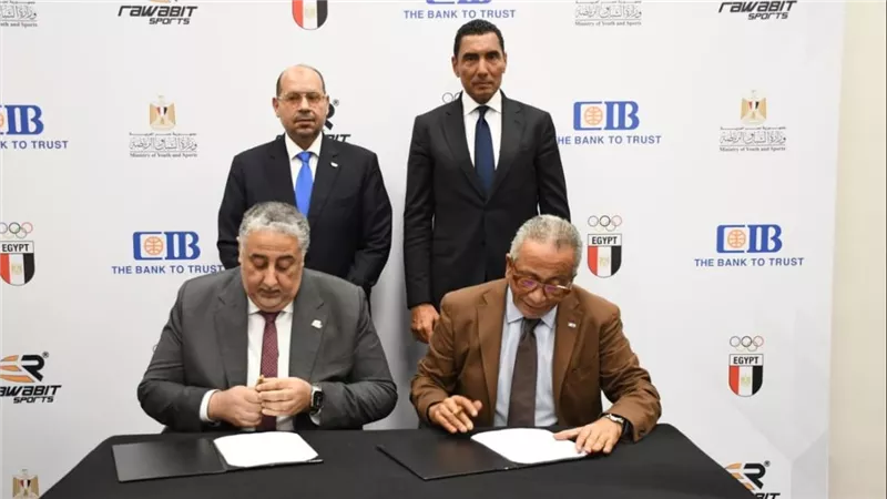 وزير الرياضة ورئيس الأولمبية يشهدان توقيع عقد لرعاية 5 من أبطال مصر الرياضيين
