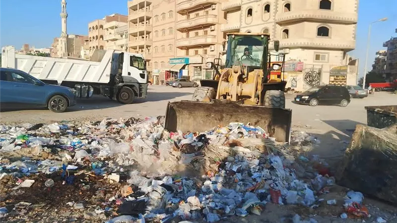 حي السويس يشن حملة مكبرة لإزالة الإشغالات والتعديات وتحقيق السيولة المرورية
