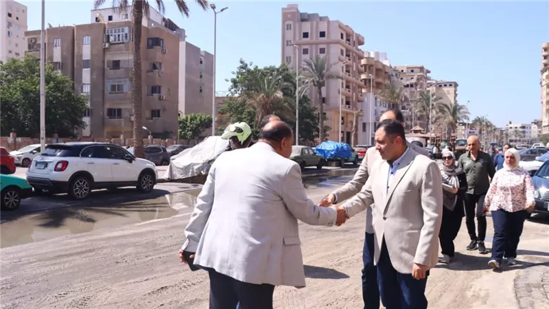 محافظ دمياط يتابع أعمال إصلاح كسر مفاجئ بخط مياه  بشارع الترعة الريسة 