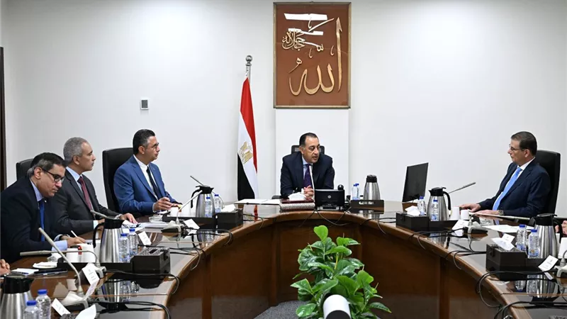 رئيس الوزراء يتابع جهود توافر المخزون الاستراتيجي من السلع والمنتجات الأساسية