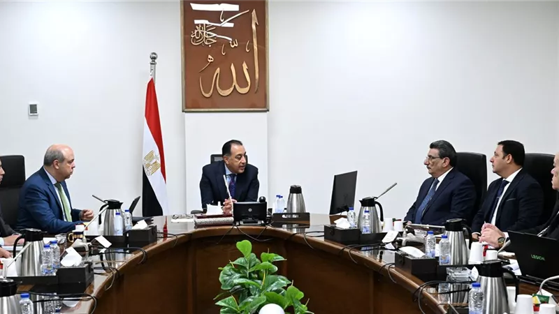 مدبولي يستعرض الموقف التنفيذي لمشروع مبني الركاب (٤) بمطار القاهرة الدولي
