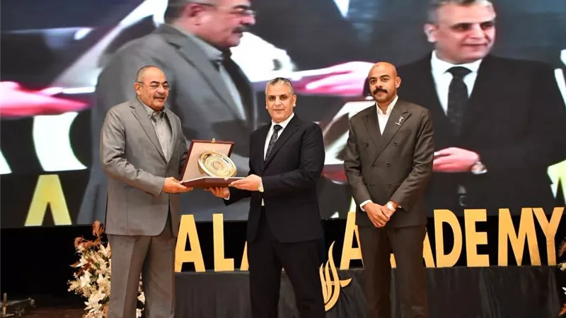 نائب محافظ أسوان يشارك فى تكريم أوائل الإعدادية وخريجى الثانوية بمدارس السلام 