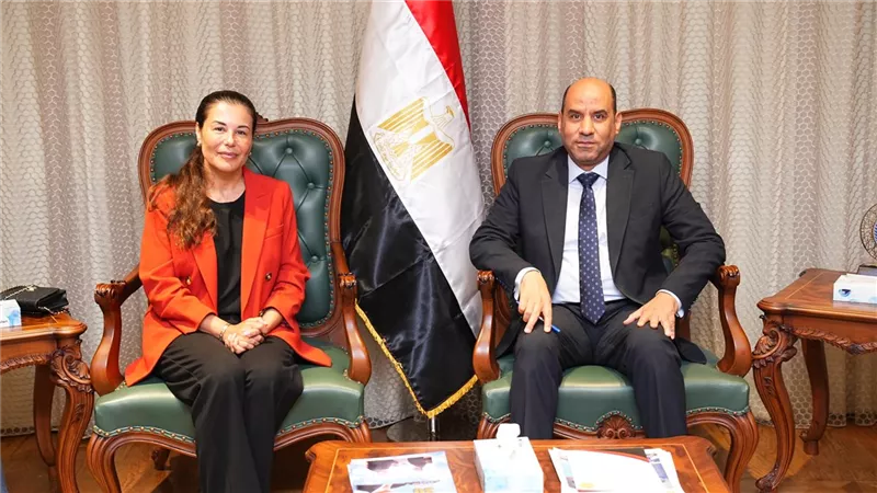 وزير العمل يلتقي رئيسة مجموعة النساجون الشرقيون ويُعلن عن 1100 فرصة 