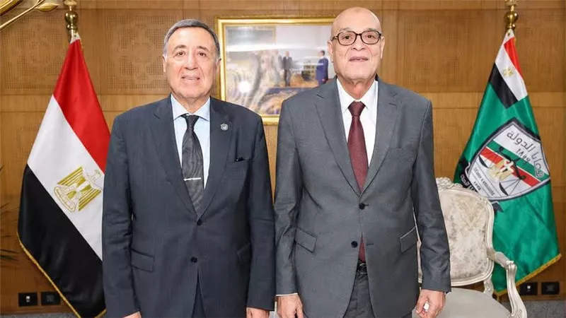 بكامل تشكيلها.. الدستورية العليا في ضيافة قضايا الدولة لتهنئة المستشار عبدالناصر أبو العزم بالمنصب الجديد