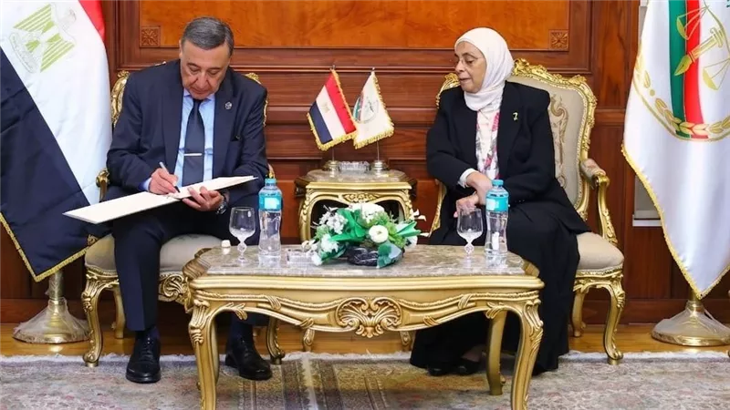 رئيس المحكمة الدستورية العليا يهنئ هدى أحمد عيسى بتوليها رئاسة النيابة الإداري