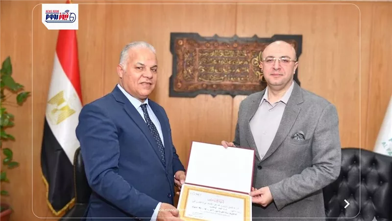محافظ الفيوم يكرم مدير مديرية التربية والتعليم لجهوده المخلصة خلال فترة عمله 