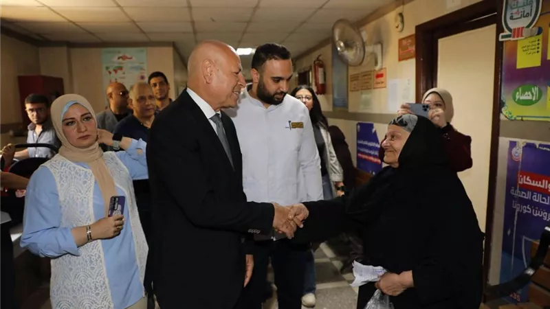 ٦٩١ ألف مستفيد .. محافظ القاهرة يتفقد مبادرة 100 يوم صحة المجانية