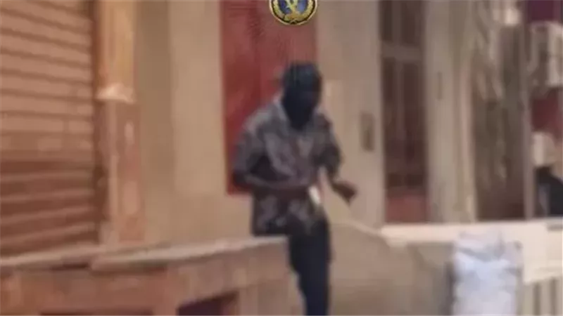 شاب ملثم يثير الذعر بسلاح أبيض في مدينة نصر.. والداخلية تضبطه