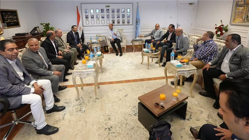 محافظ أسيوط يستقبل نقيب الصحفيين ووفدًا من مجلس النقابة 