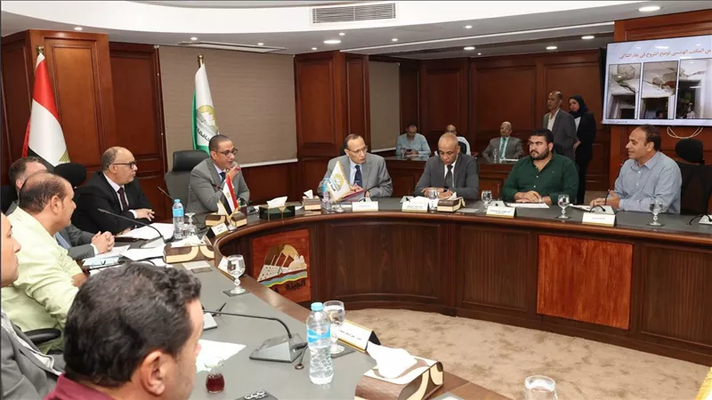 محافظ الجيزة يسلم عقد عمل لمواطن من ذوي الهمم بالتعاون مع مديرية العمل