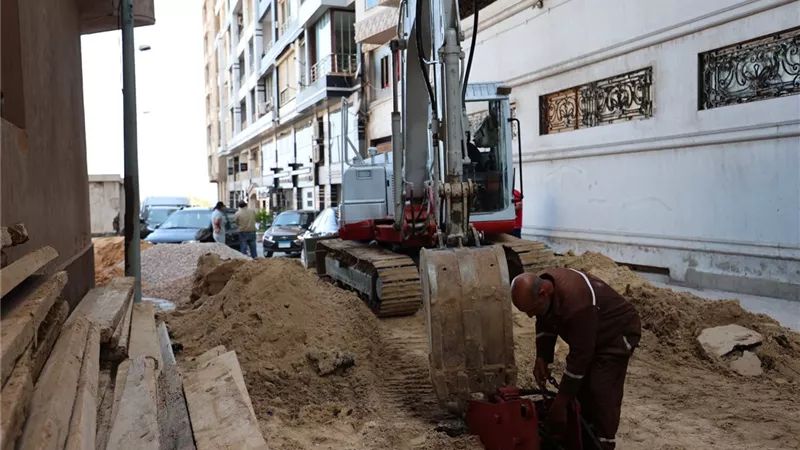 رئيس صرف الإسكندرية يتابع ميدانيا أعمال إصلاح هبوط شارع ابن حوقل 