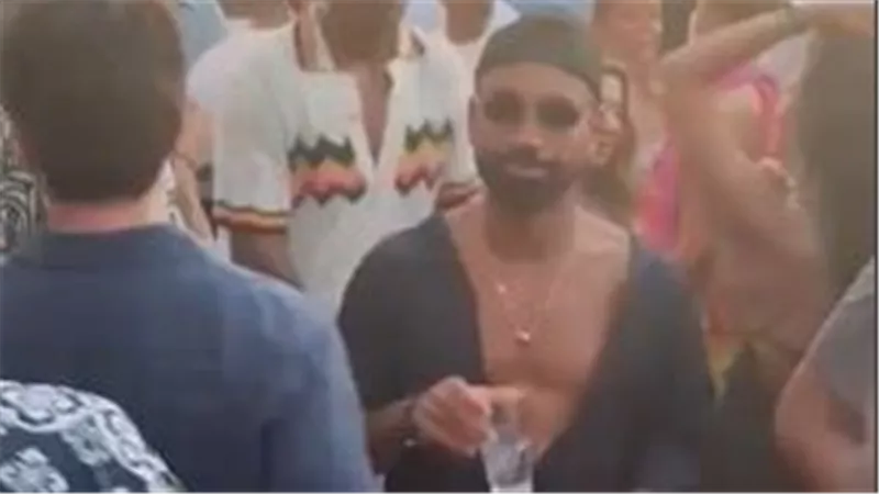 بالكاس والسلسلة.. محمد صلاح في عالم آخر على شواطئ اليونان