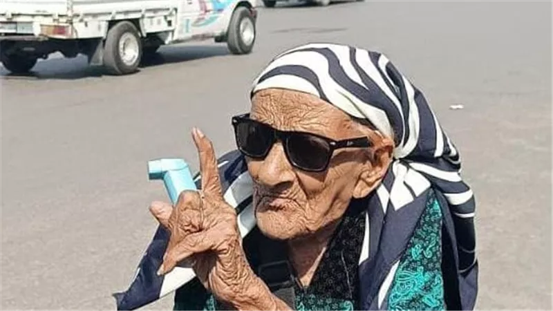 «وعد فأوفى».. عمرو الليثي  يهدي الحاجة سيدة 96 سنة عمرة مجانية