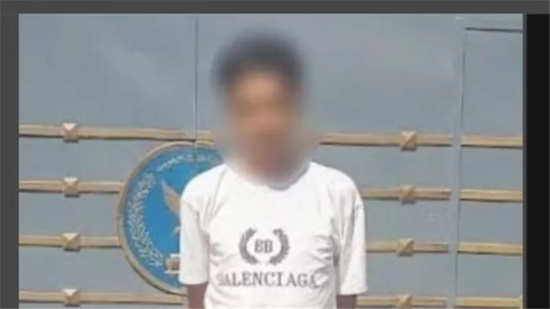 ضبط عاطل سرق أحذية المصلين من أمام مسجد في سوهاج بعد تداول فيديو للواقعة