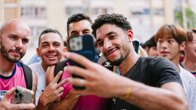 مرموش يخطف الأنظار في جولة مانشستر سيتي الآسيوية وجلسة مرتقبة تحسم مصيره