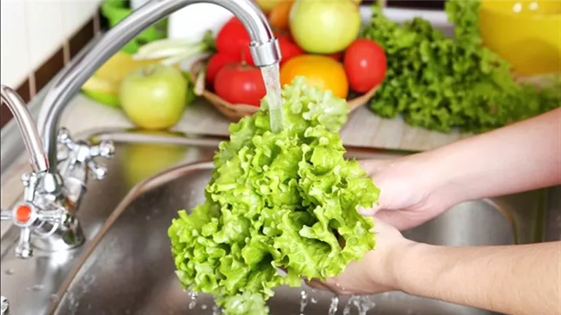 احذروا الخضروات غير المغسولة.. طبيب يكشف سبب انتشار طفيل «سيكلوسبورا»
