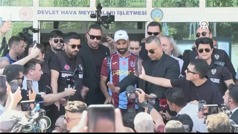 أول ظهور لمحمد صلاح بعد هبوط الطائرة.. النجم المصري يصل إسطنبول تمهيدا للانتقال إلى طرابزون سبور