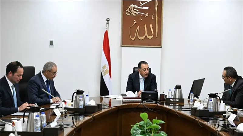 رئيس الوزراء يستعرض خطة التحرك والرؤية الاستراتيجية لرئيس جهاز تنمية المشروعات