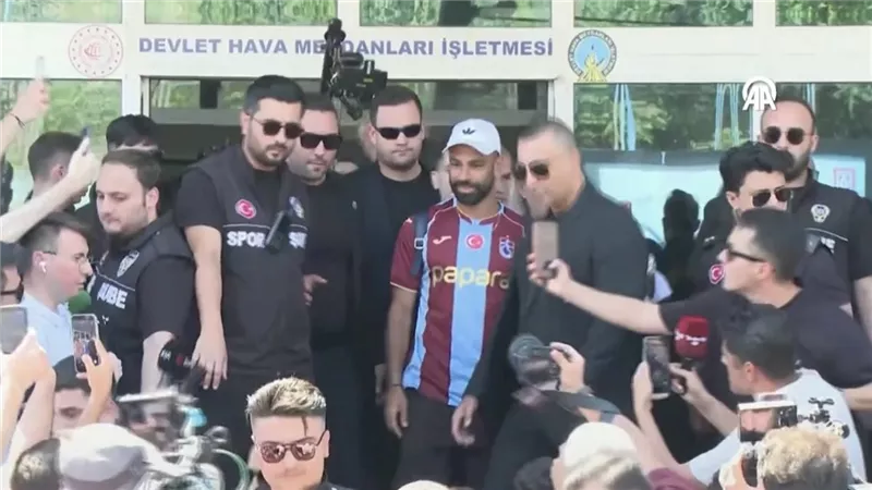 استقبال حافل لمحمد صلاح في مطار إسطنبول.. النجم المصري يخطف الأنظار فور وصوله تركيا