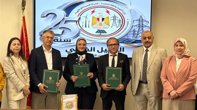 مصر توقع عقدًا لإنشاء خط كهرباء جديد لتفريغ قدرات مشروعات الرياح بخليج السويس