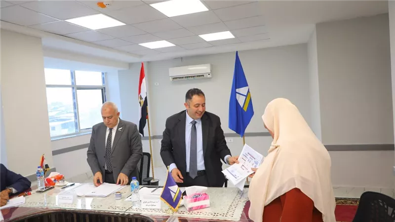 ضمن مبادرة «المحافظ هيجيلك».. محافظ دمياط يلتقي المواطنين لبحث الشكاوى